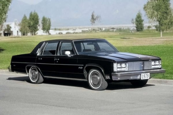 Петролните кризи през 70-те години накараха производителите на автомобили в САЩ да бъдат изобретателни с начини за намаляване на разхода на гориво. GM излезе с добрата идея да прибегне до дизелова мощност, но неговият 5,7-литров V8 използваше същите болтове на главата като бензиновите агрегати.

Много по-високите съотношения на компресия доведоха до разтягане на тези болтове, след това до издухани уплътнения на главата и до пълнене на цилиндри с охлаждаща течност. А оттам и до огънати щанги. GM беше залят от гаранционни претенции, но продължи да използва дизелова мощност до 1985 година, когато най-накрая се отказа.